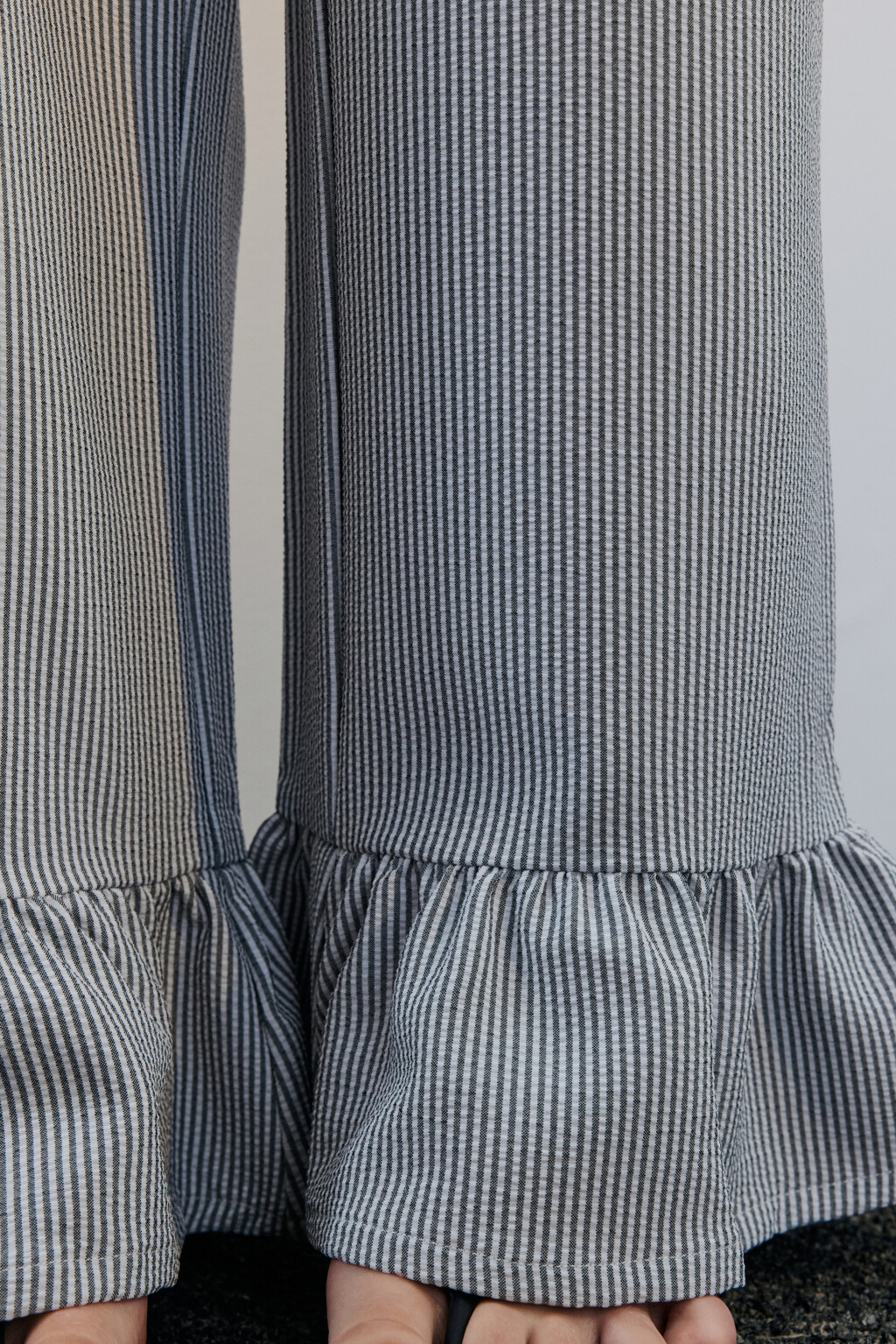 Брюки широкие укороченные с воланами - цвет черный - 6