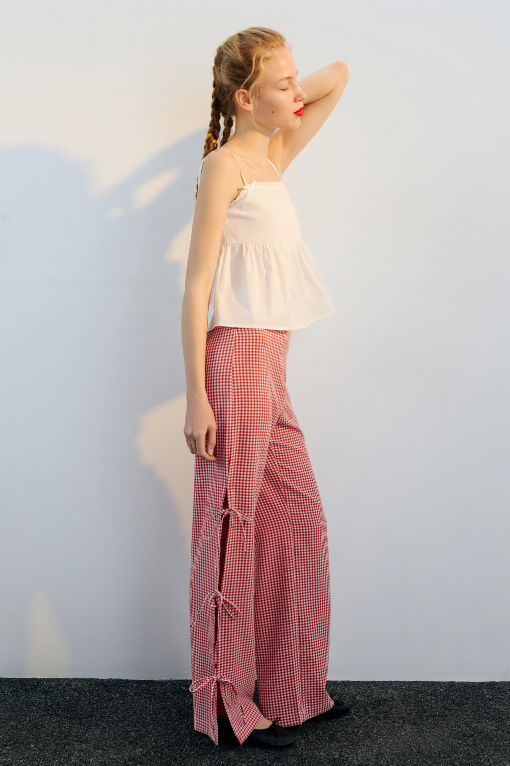 Брюки в клетку с разрезами и завязками - цвет красный - 1