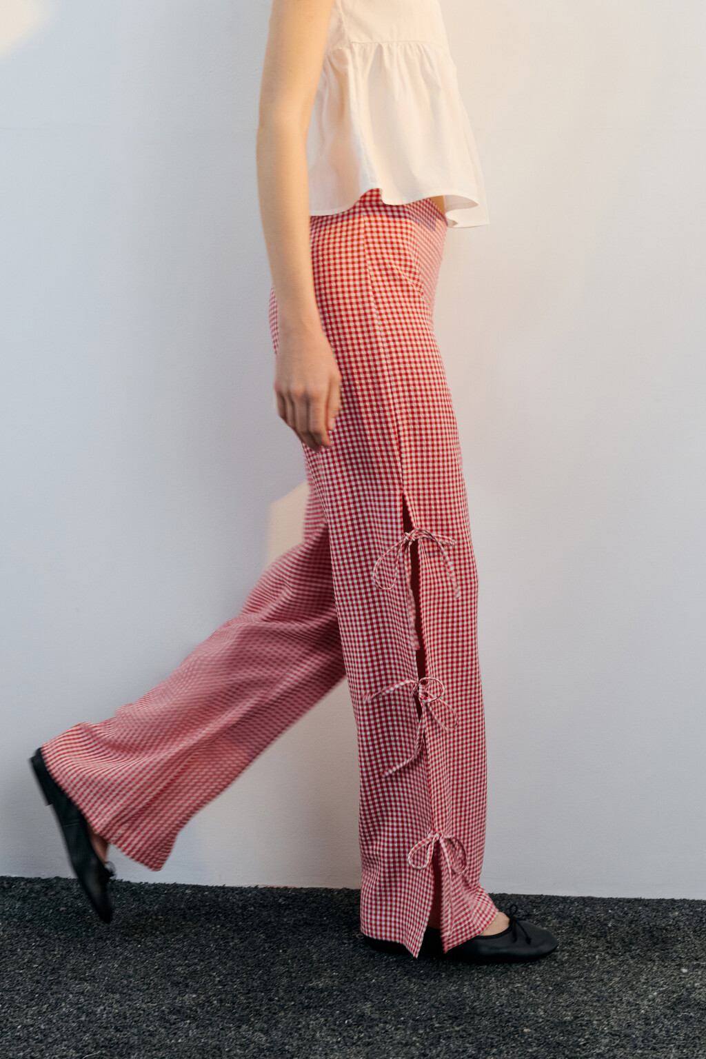 Брюки в клетку с разрезами и завязками - цвет красный - 2