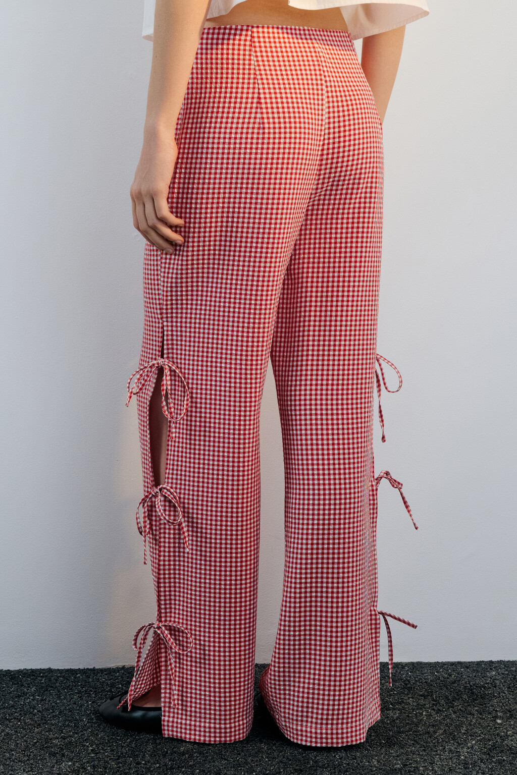Брюки в клетку с разрезами и завязками - цвет красный - 4