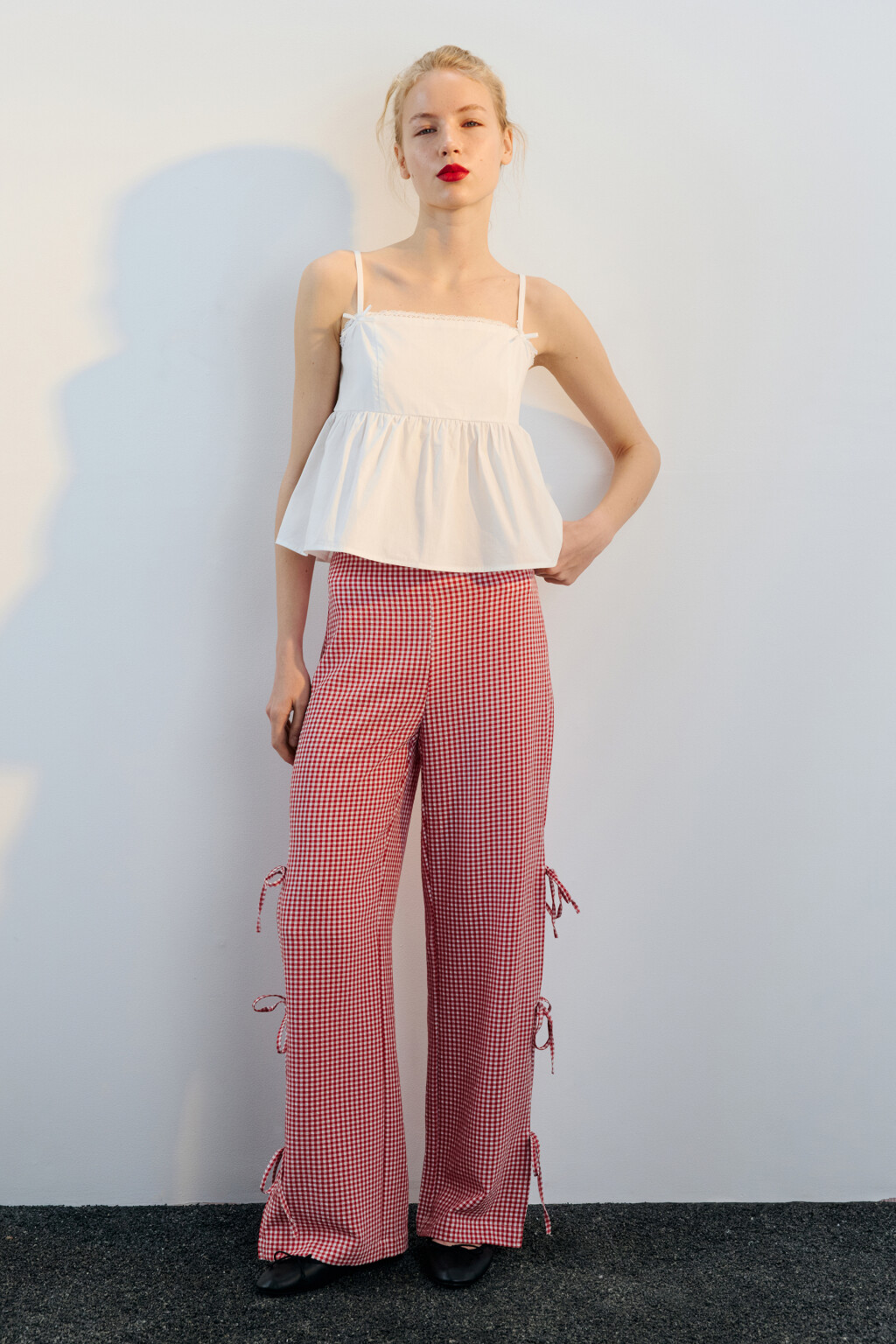Брюки в клетку с разрезами и завязками - цвет красный - 5