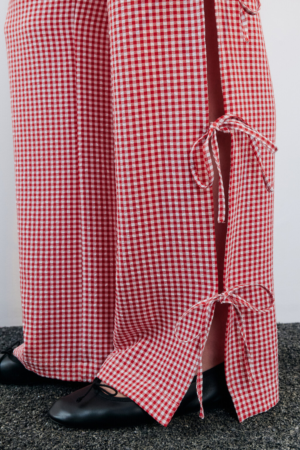 Брюки в клетку с разрезами и завязками - цвет красный - 7