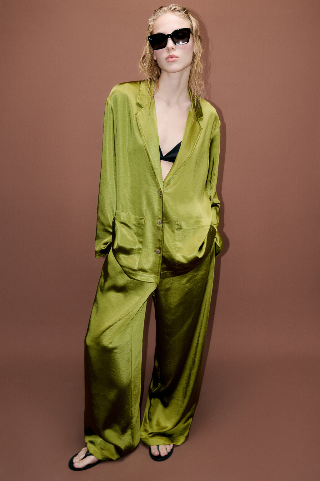 Брюки атласные с боковыми разрезами - цвет зеленый - 2