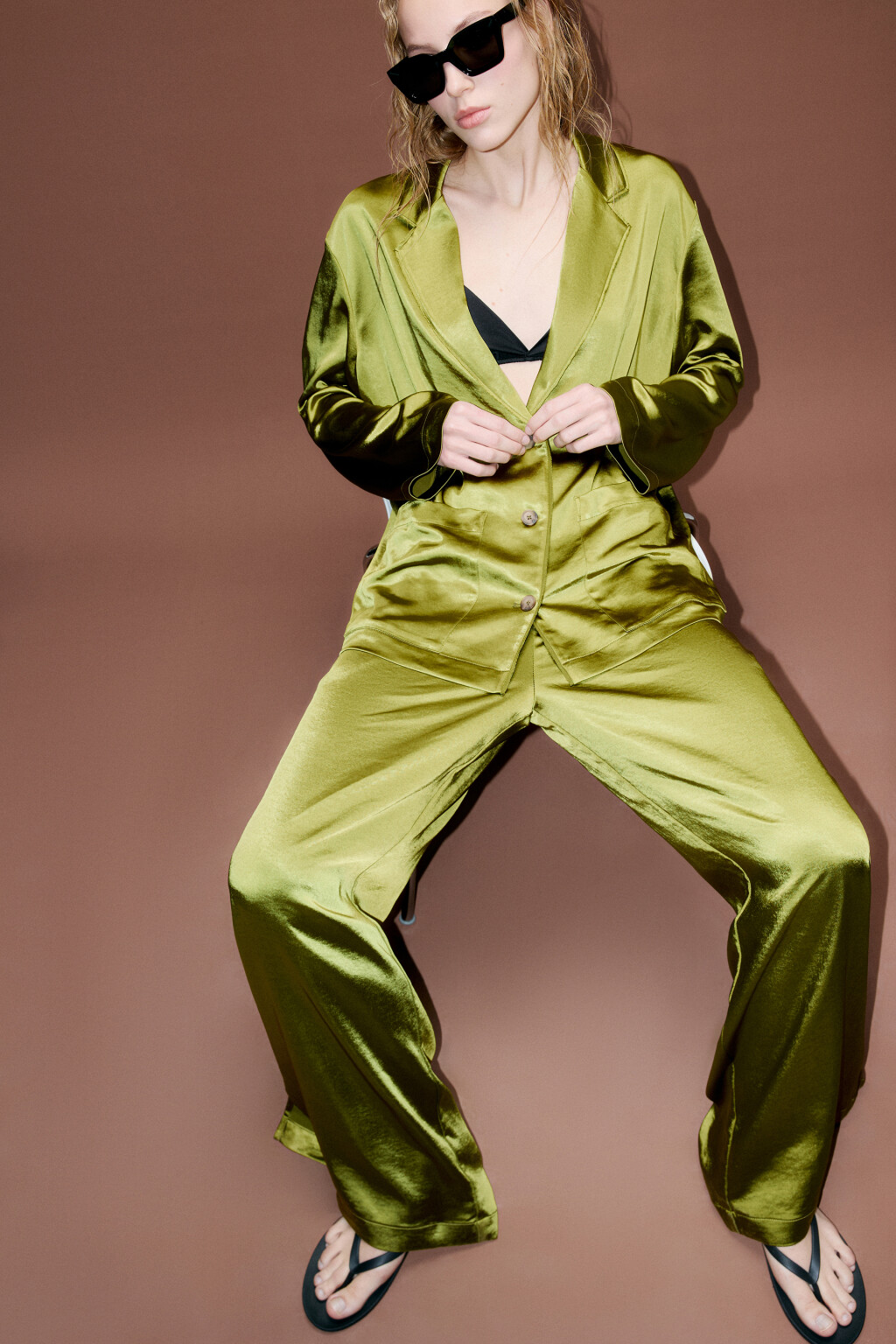 Брюки атласные с боковыми разрезами - цвет зеленый - 3