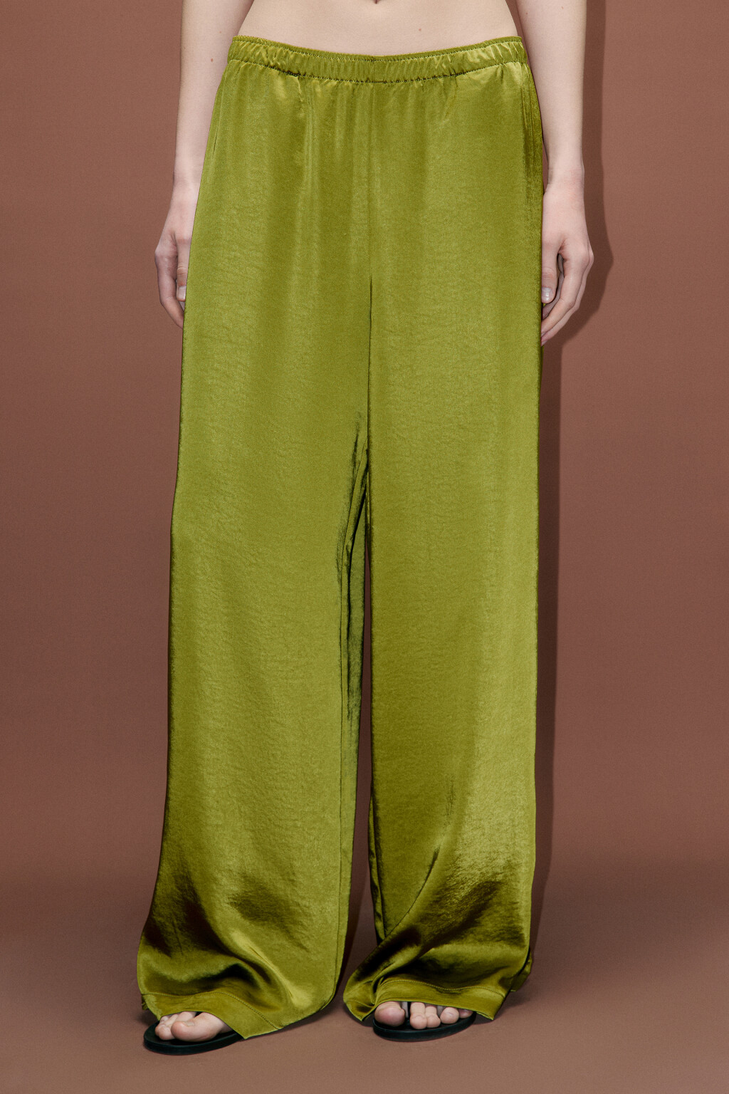 Брюки атласные с боковыми разрезами - цвет зеленый - 4