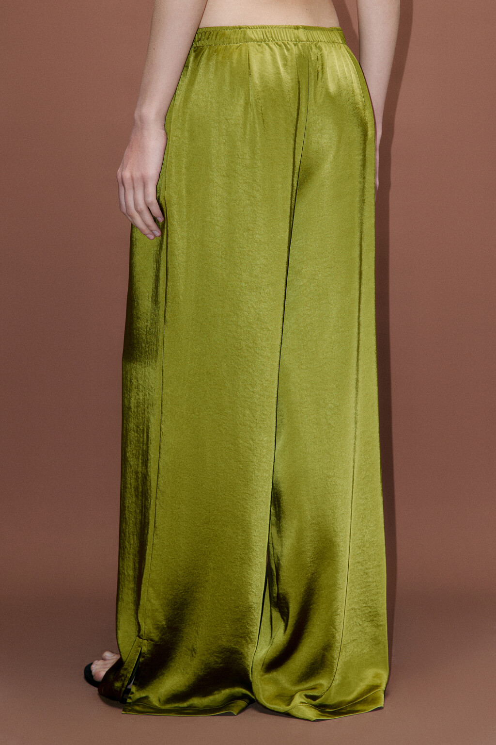 Брюки атласные с боковыми разрезами - цвет зеленый - 5