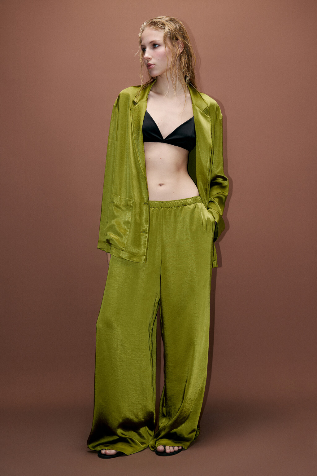 Брюки атласные с боковыми разрезами - цвет зеленый - 6