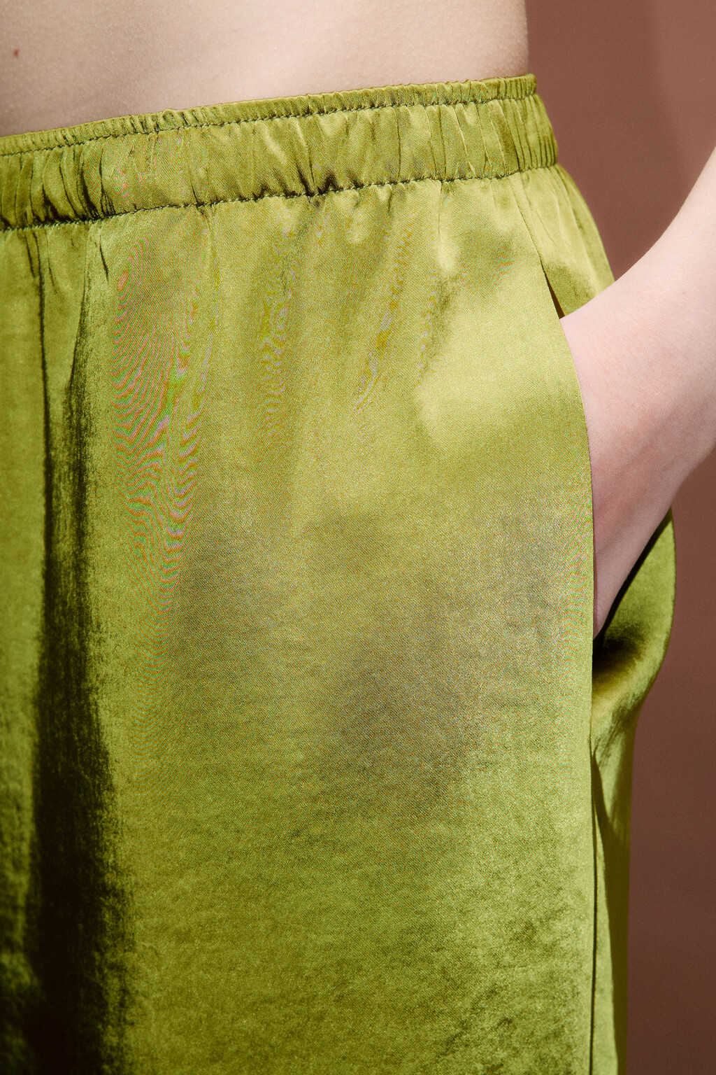 Брюки атласные с боковыми разрезами - цвет зеленый - 8