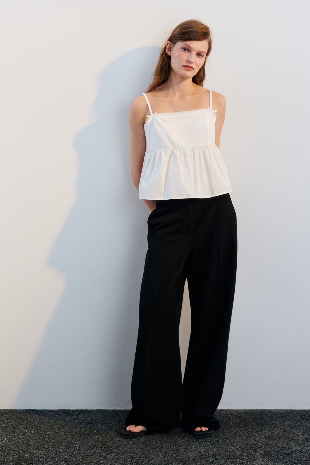 Брюки широкие костюмные со стрелками - цвет черный - 1