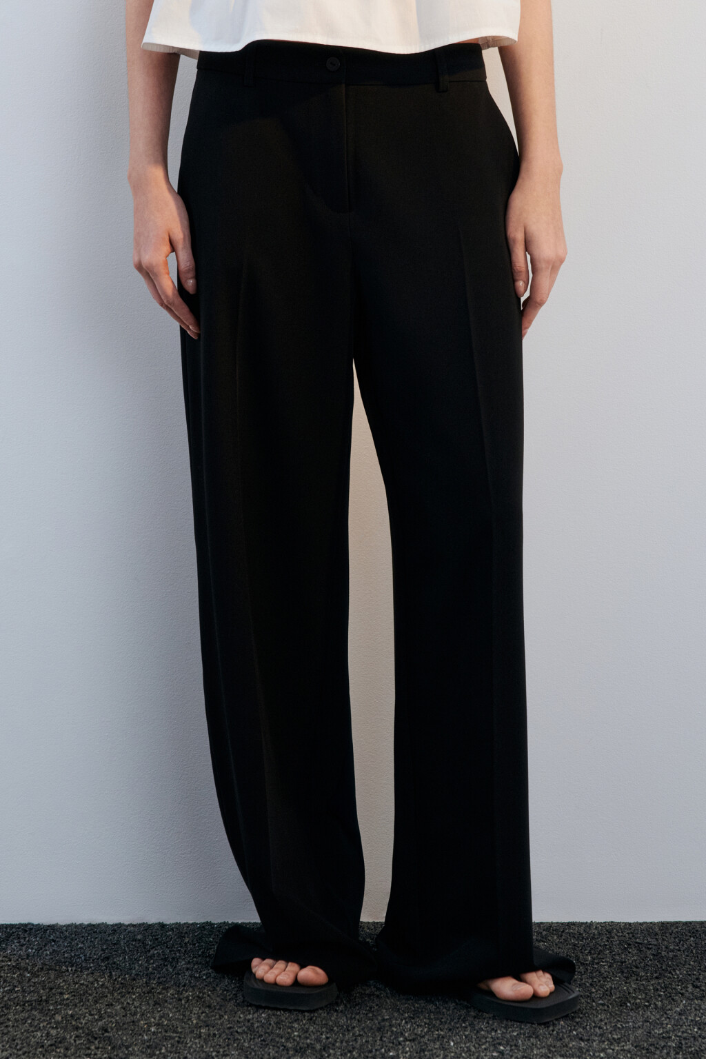 Брюки широкие костюмные со стрелками - цвет черный - 2