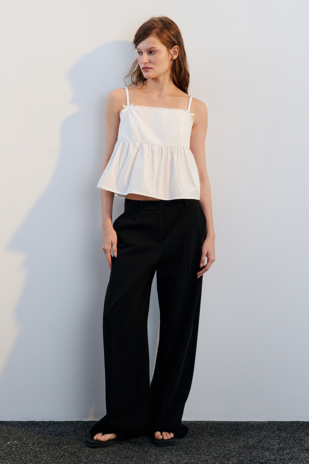 Брюки широкие костюмные со стрелками - цвет черный - 3