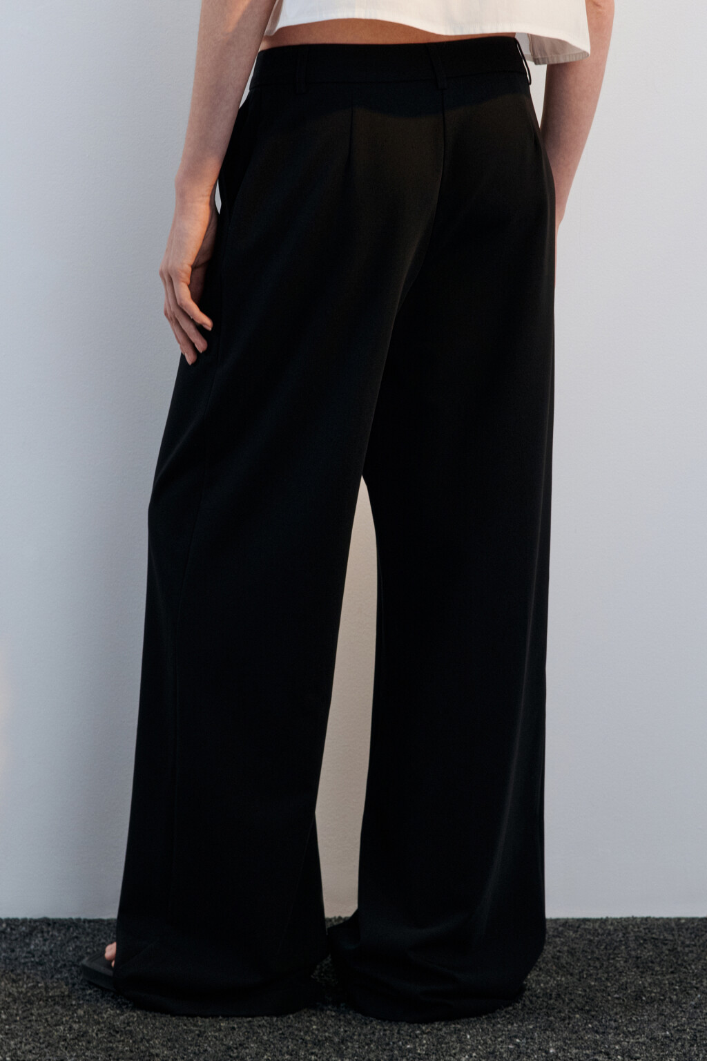 Брюки широкие костюмные со стрелками - цвет черный - 4
