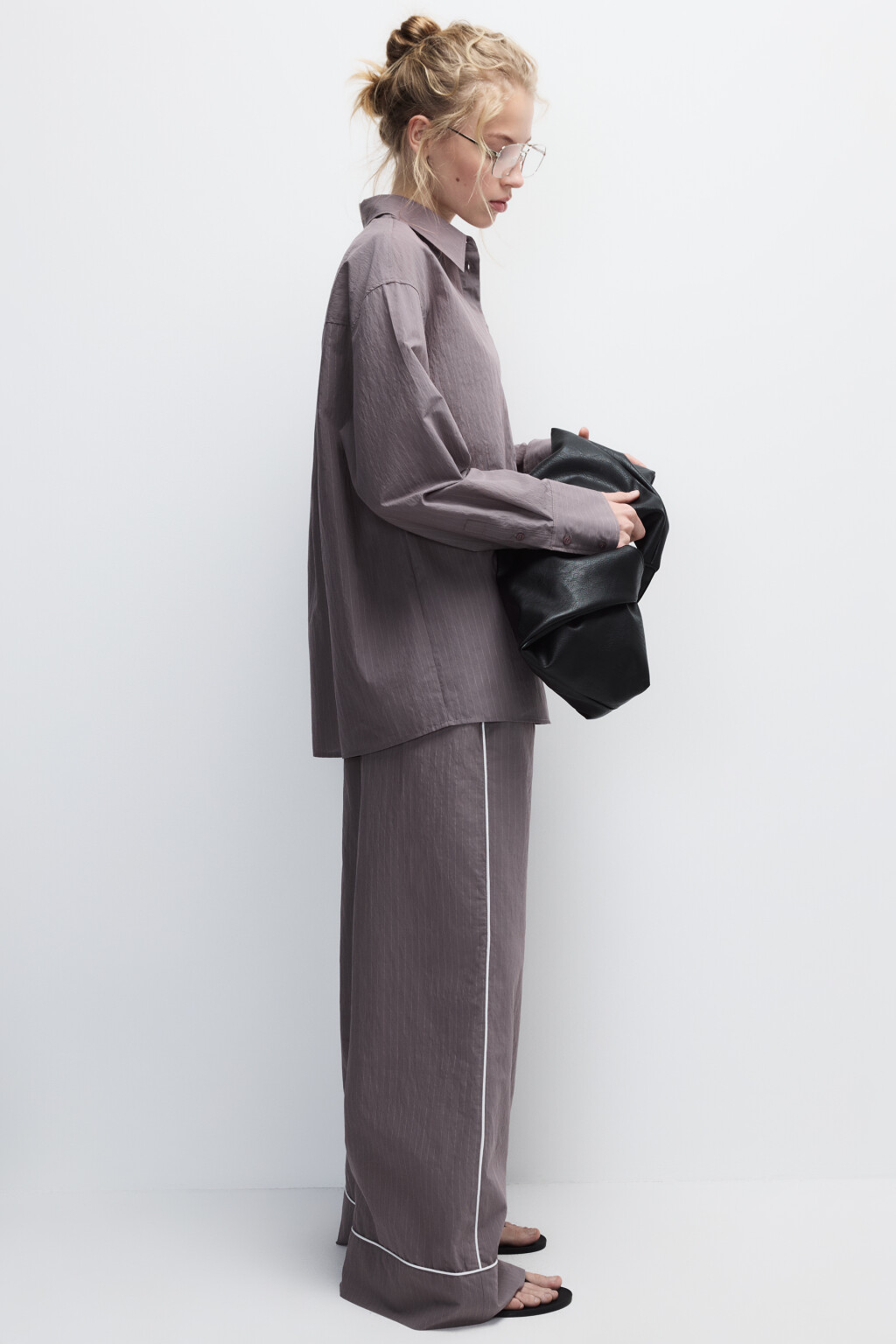 Брюки в полоску с тонкими лампасами - цвет коричневый - 1