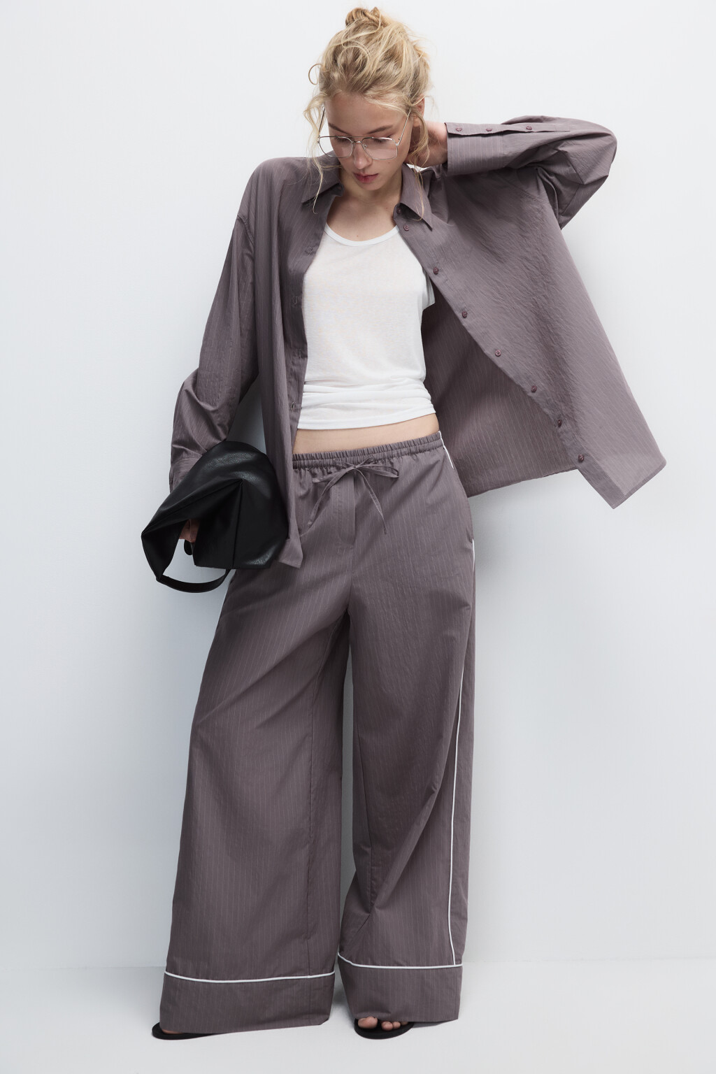 Брюки в полоску с тонкими лампасами - цвет коричневый - 2