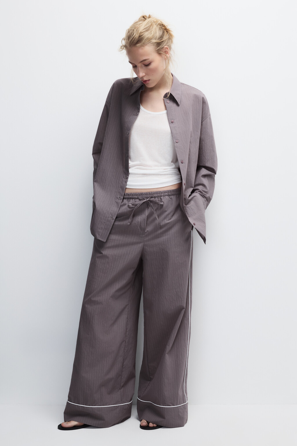 Брюки в полоску с тонкими лампасами - цвет коричневый - 5