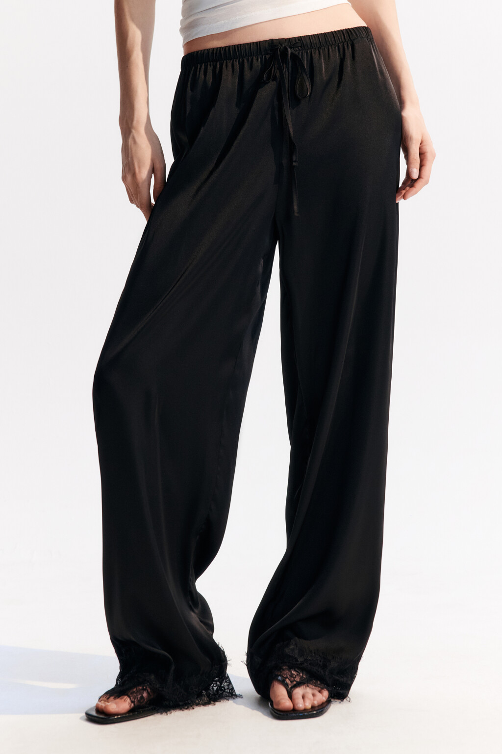 Брюки атласные с кружевом - цвет черный - 3