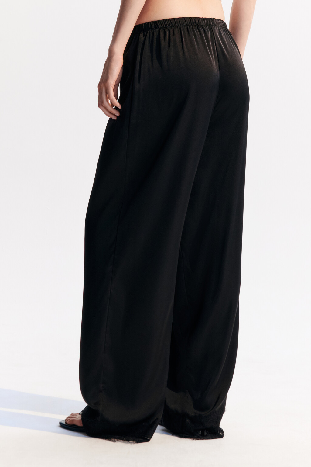 Брюки атласные с кружевом - цвет черный - 4