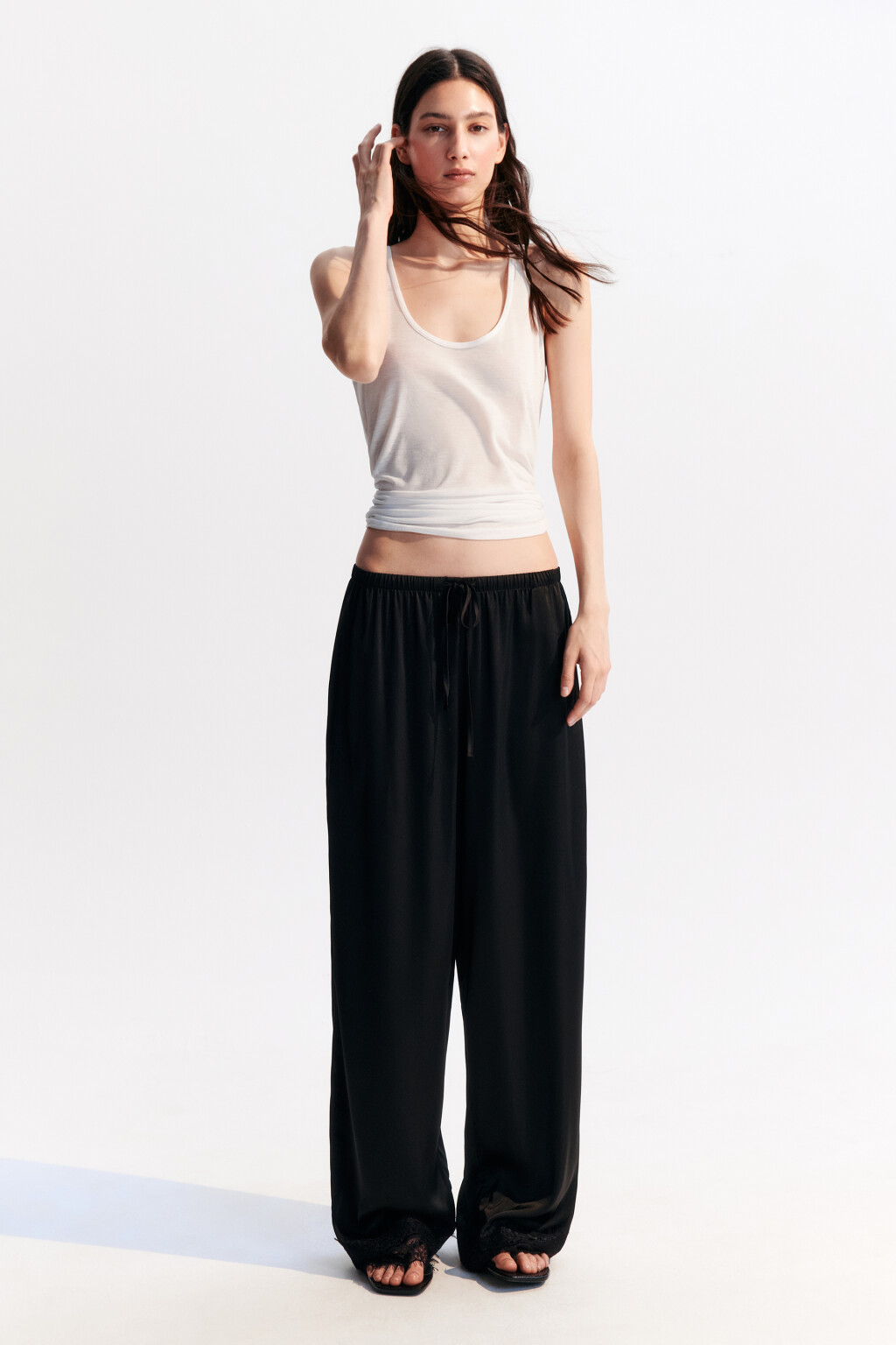 Брюки атласные с кружевом - цвет черный - 5