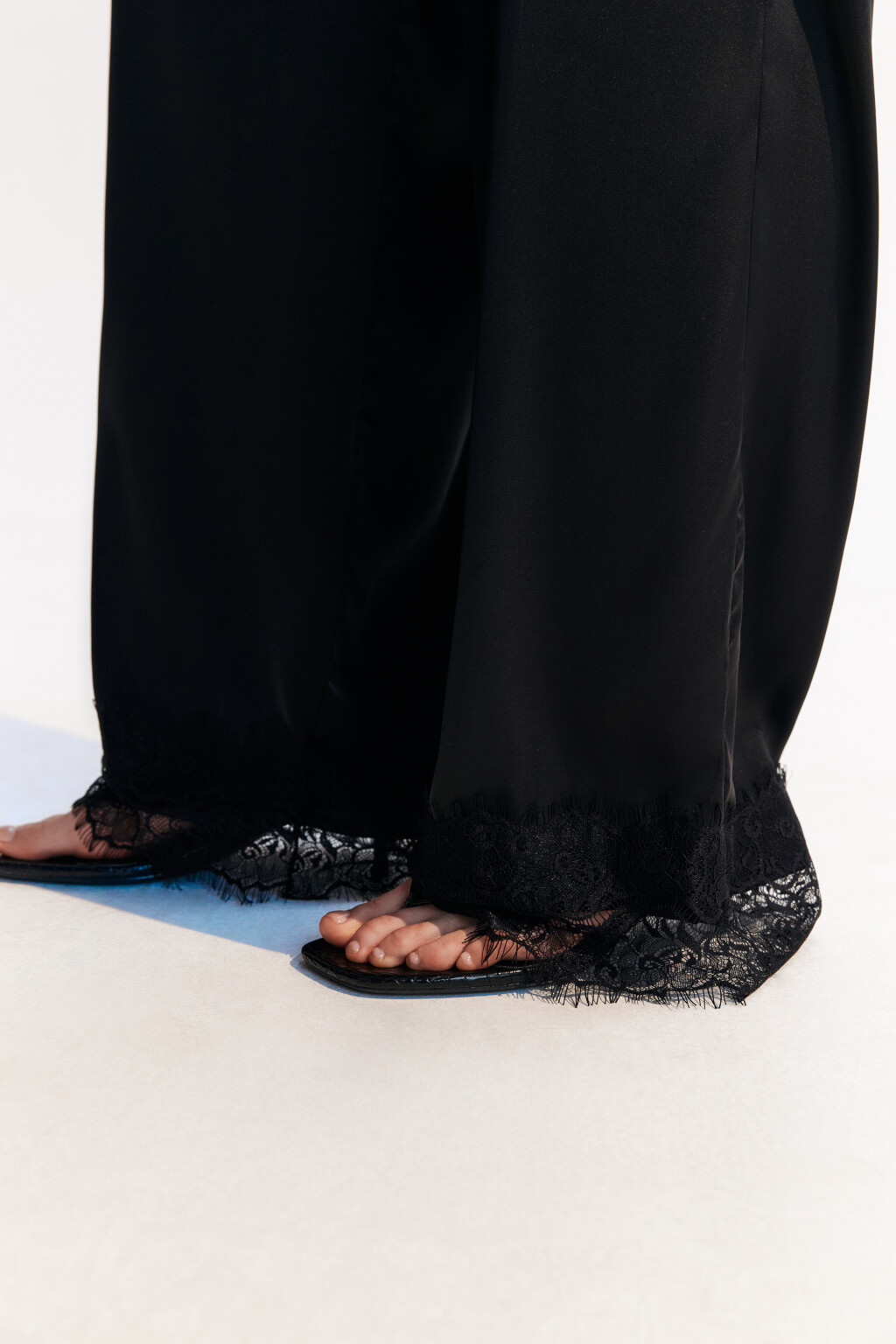 Брюки атласные с кружевом - цвет черный - 7