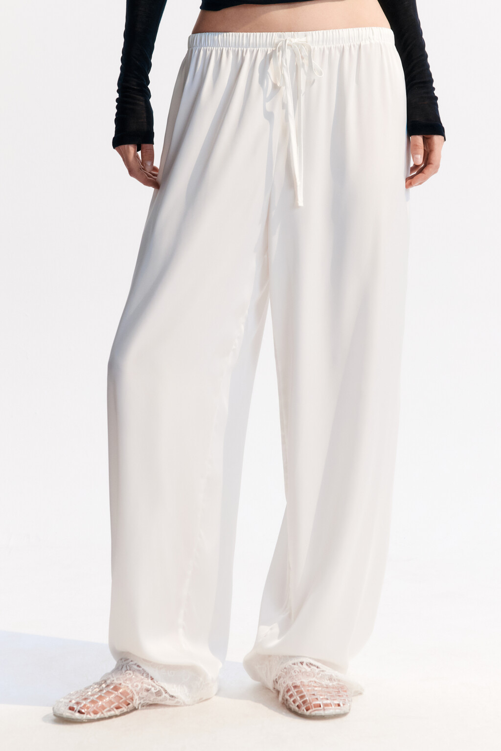 Брюки атласные с кружевом - цвет белый - 2