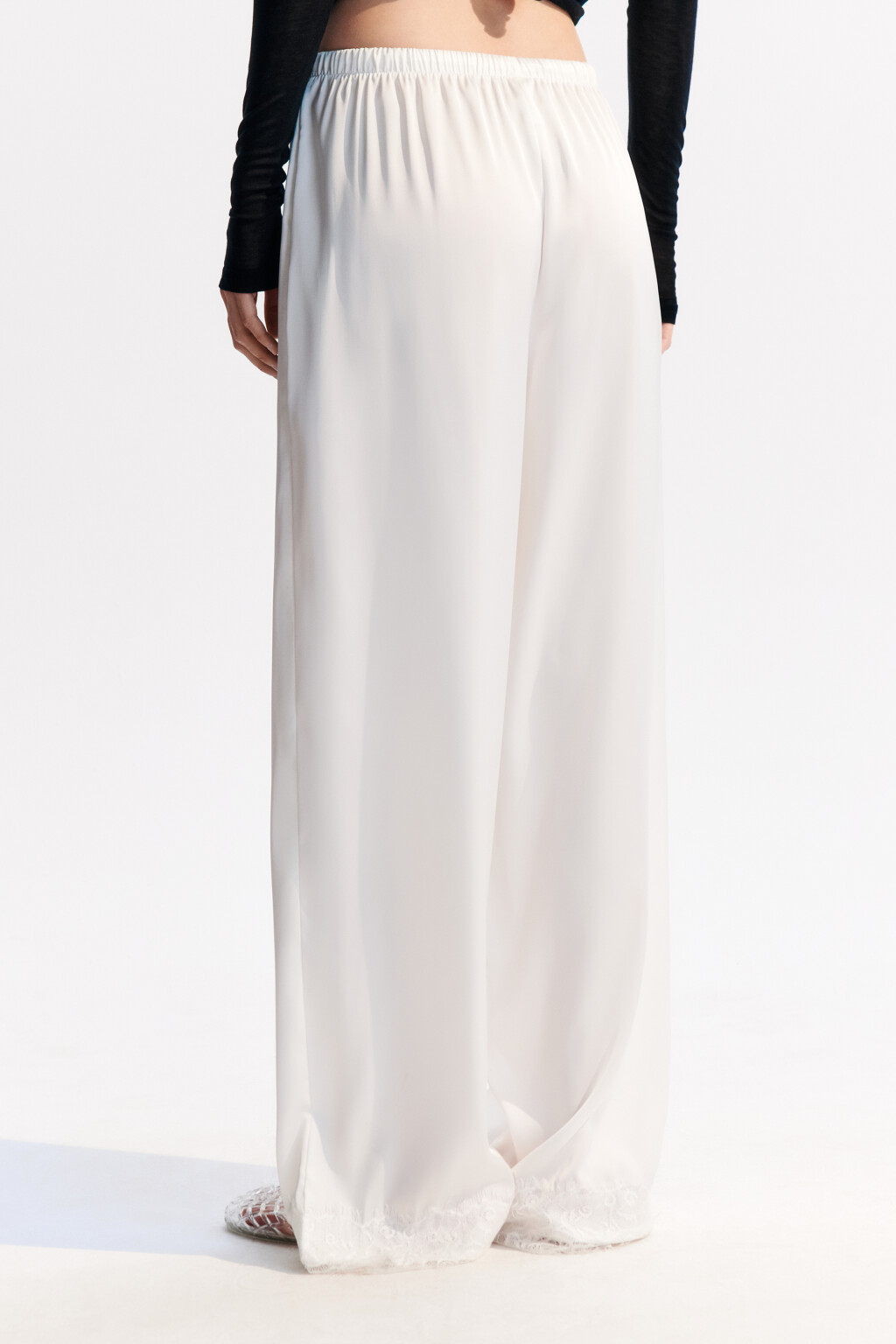Брюки атласные с кружевом - цвет белый - 3