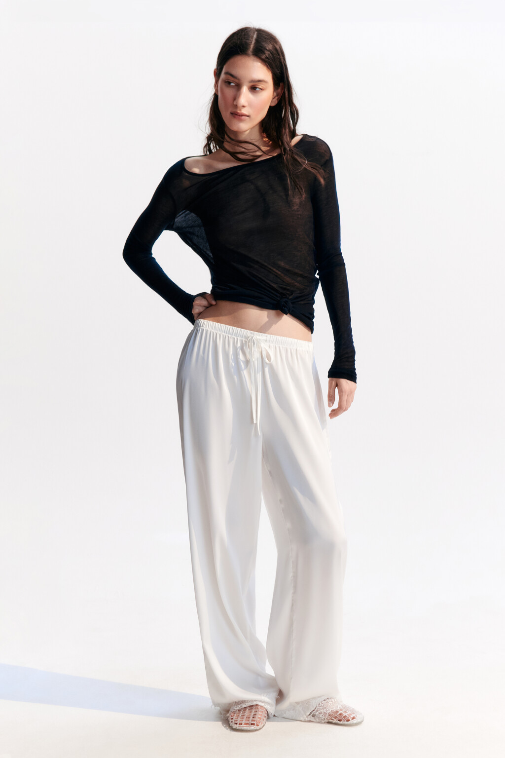 Брюки атласные с кружевом - цвет белый - 4