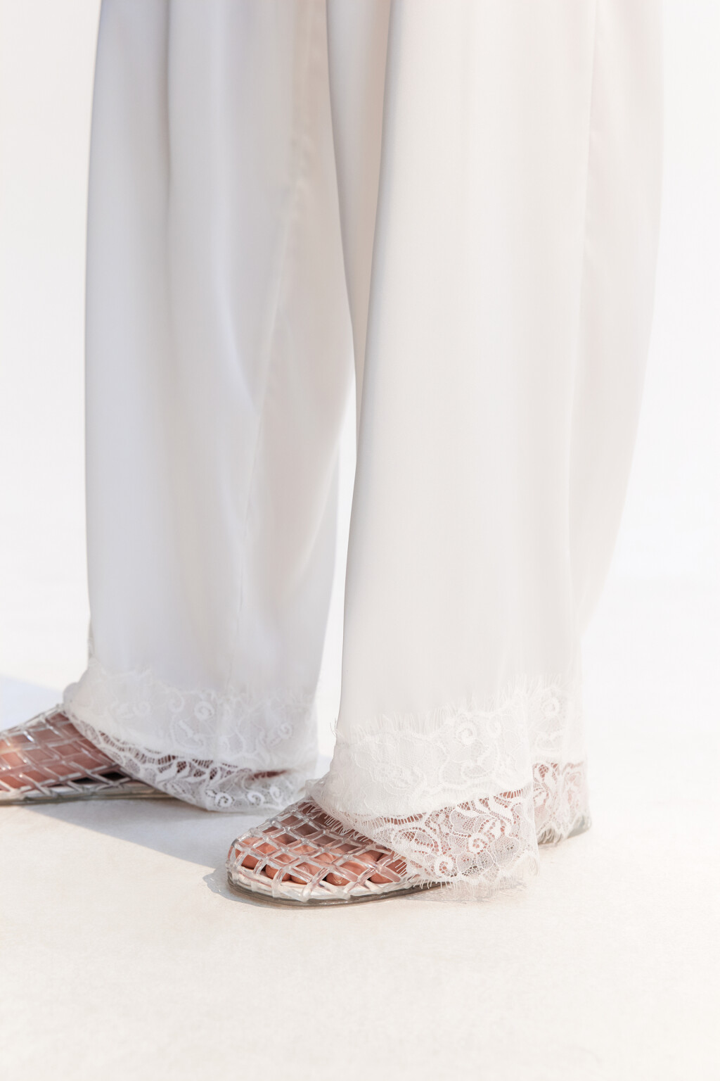 Брюки атласные с кружевом - цвет белый - 6