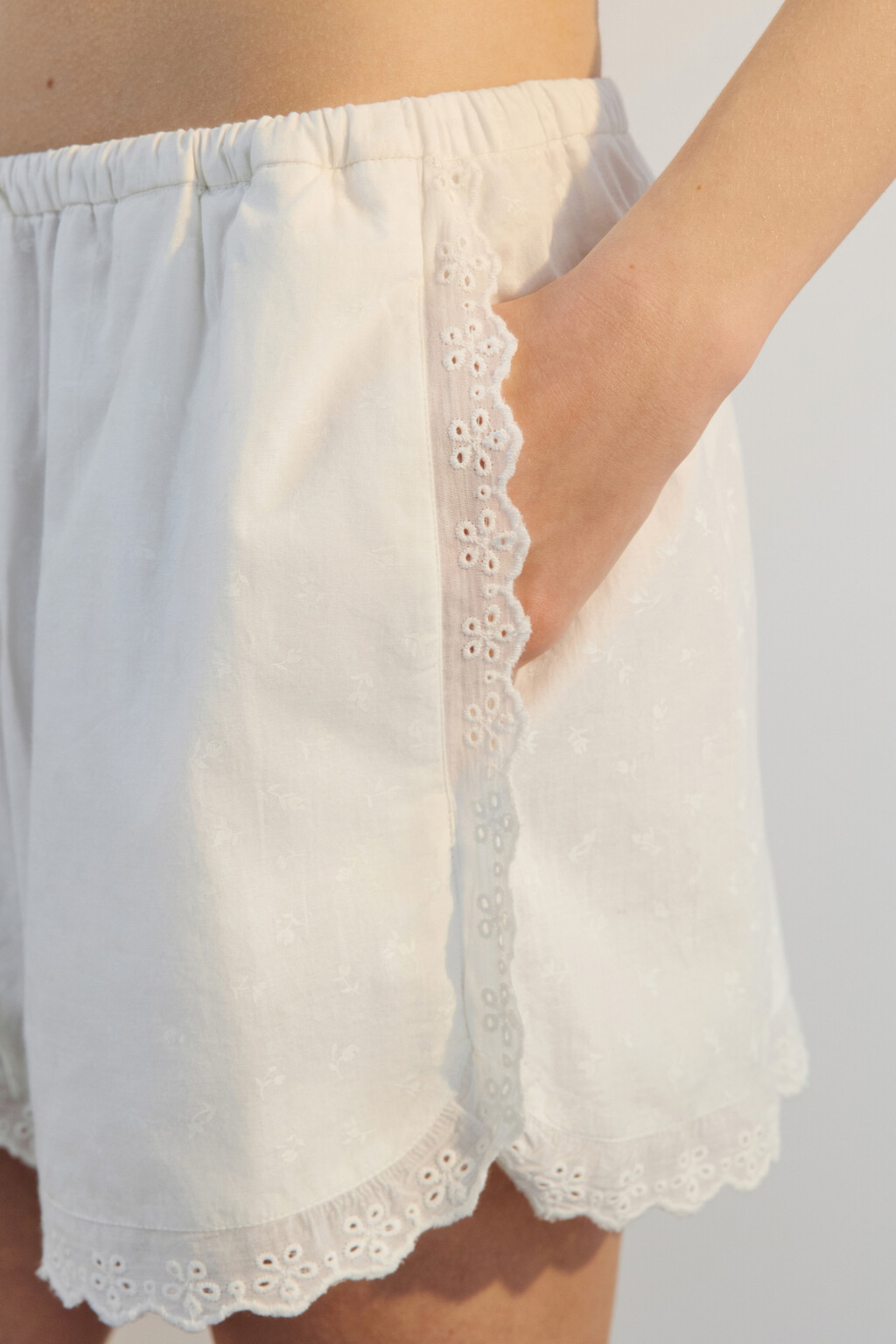 Шорты хлопковые с кружевом - цвет белый - 7