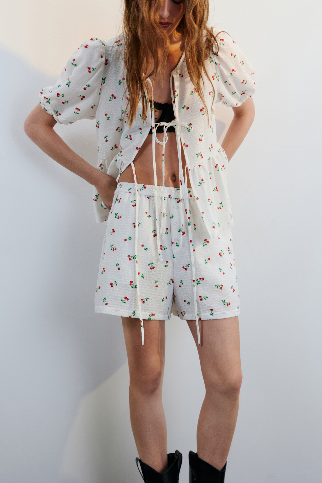 Шорты из фактурной ткани с принтом - цвет белый - 2