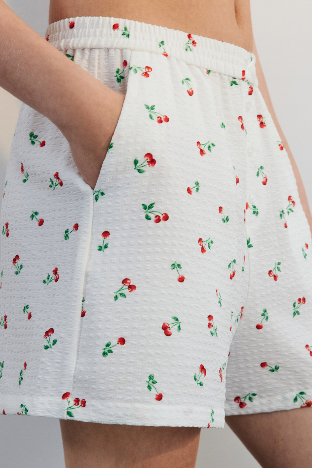 Шорты из фактурной ткани с принтом - цвет белый - 7