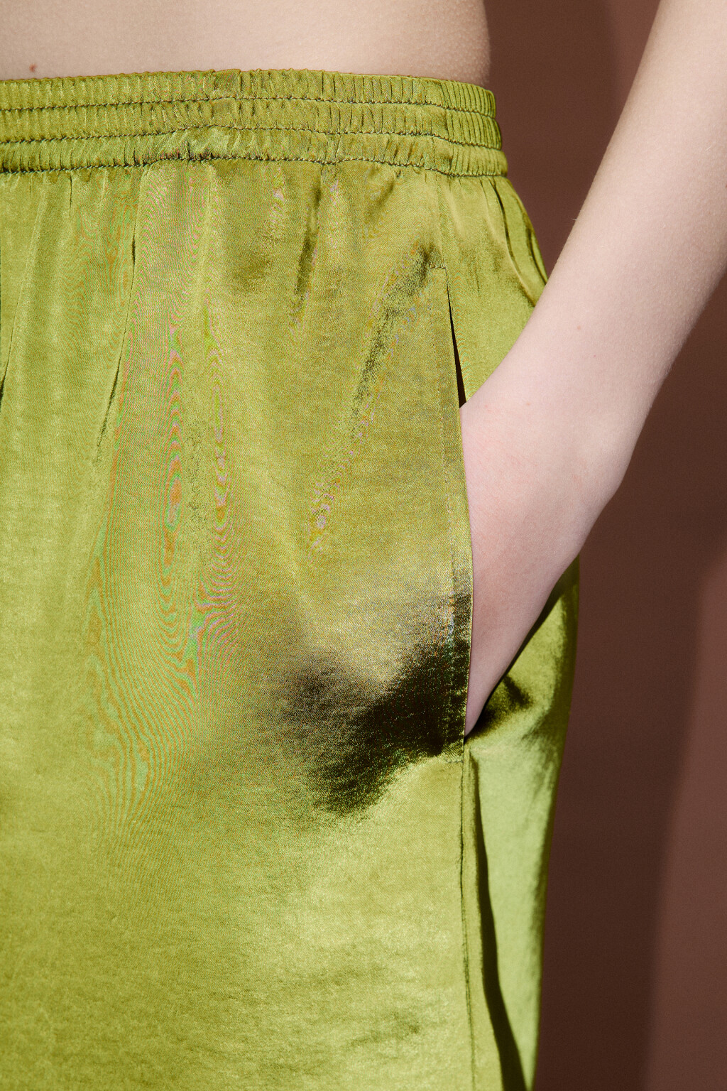 Шорты короткие из атласной ткани - цвет зеленый - 7