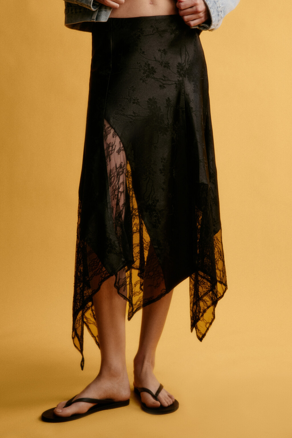 Юбка миди асимметричная с кружевом - цвет черный - 4