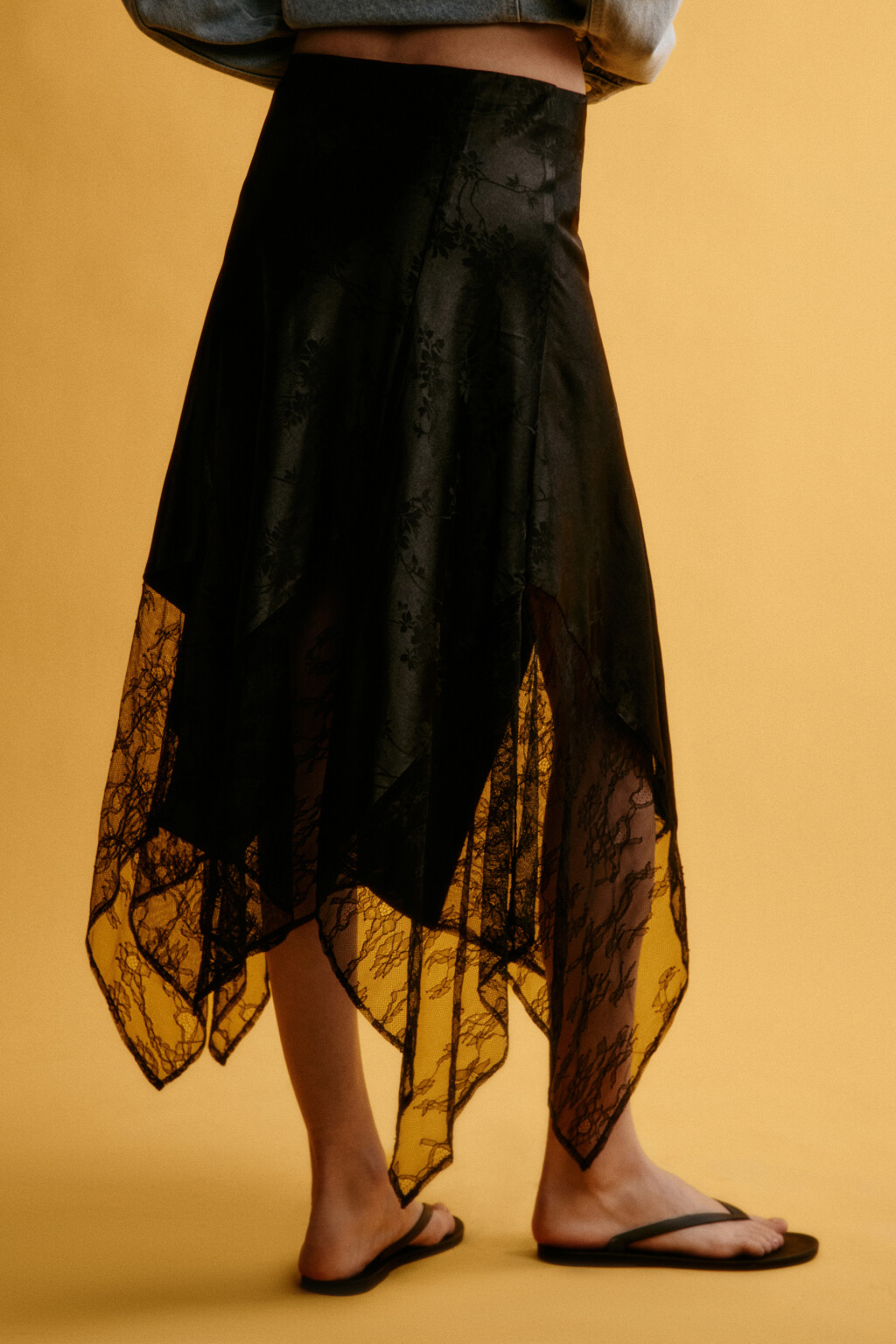 Юбка миди асимметричная с кружевом - цвет черный - 5