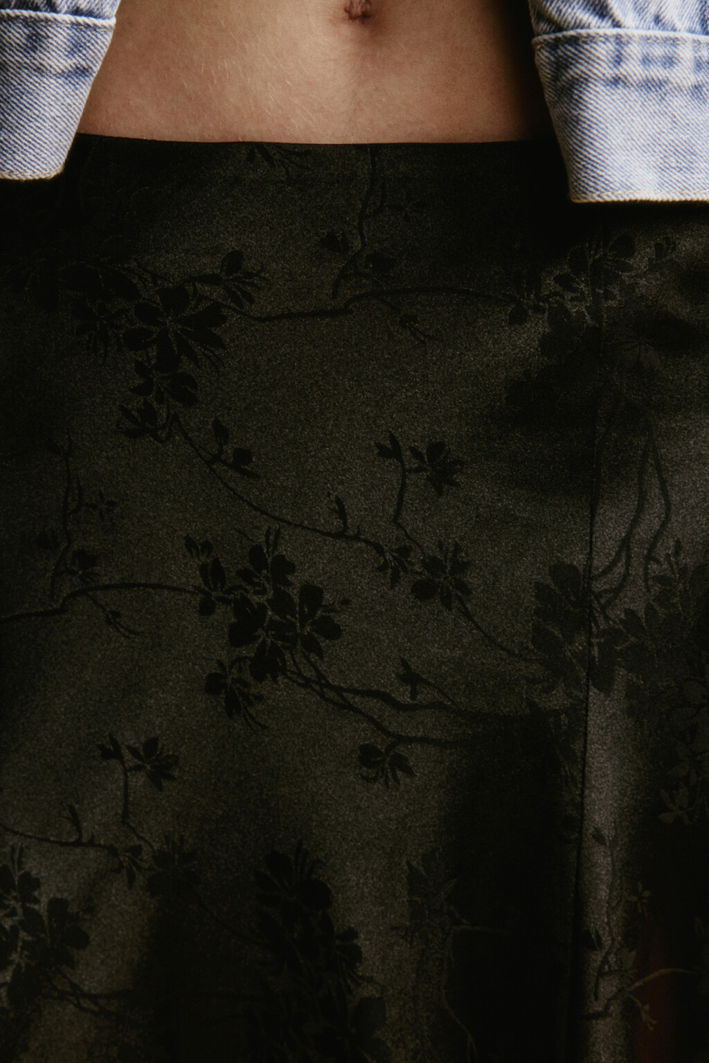 Юбка миди асимметричная с кружевом - цвет черный - 7