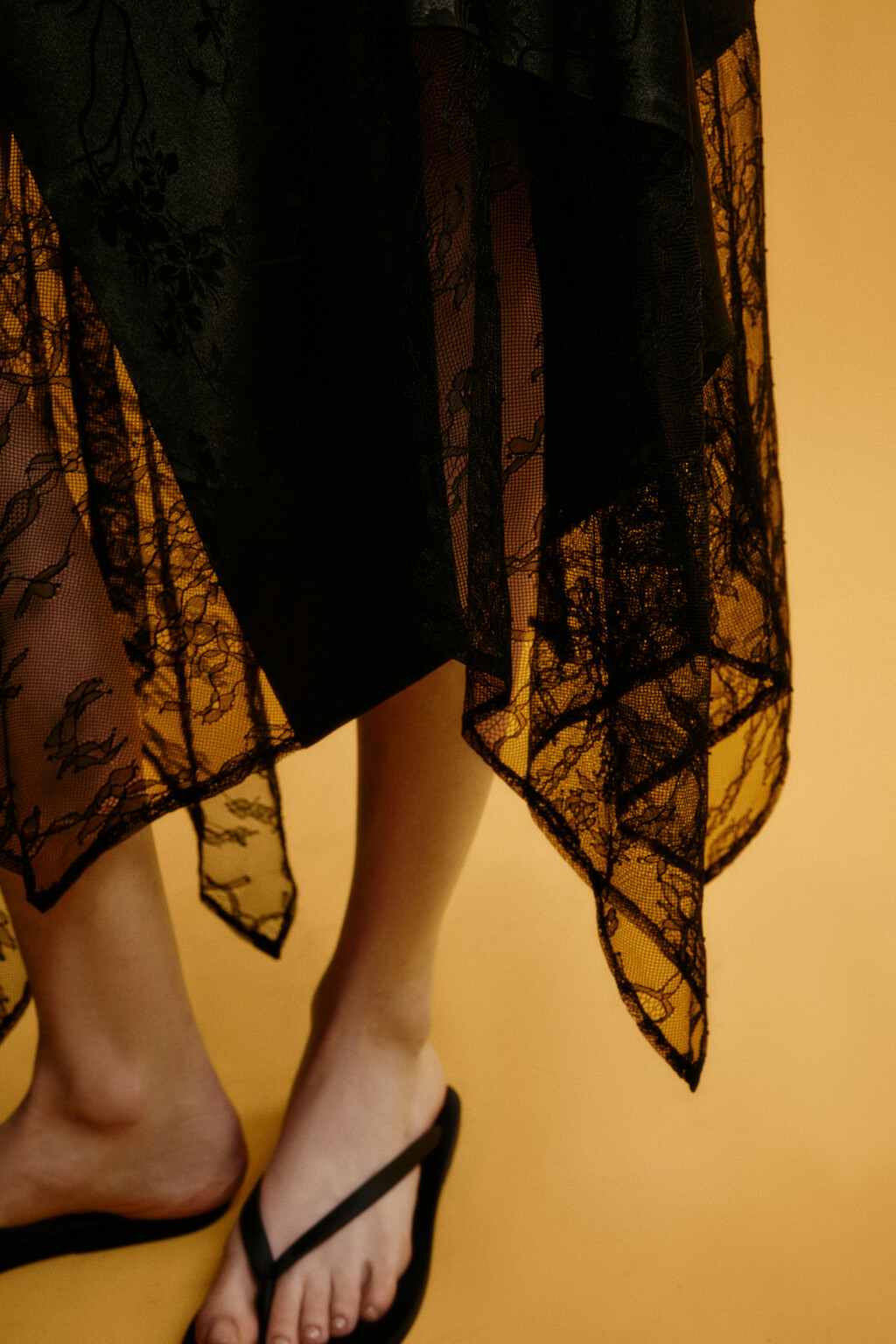 Юбка миди асимметричная с кружевом - цвет черный - 8