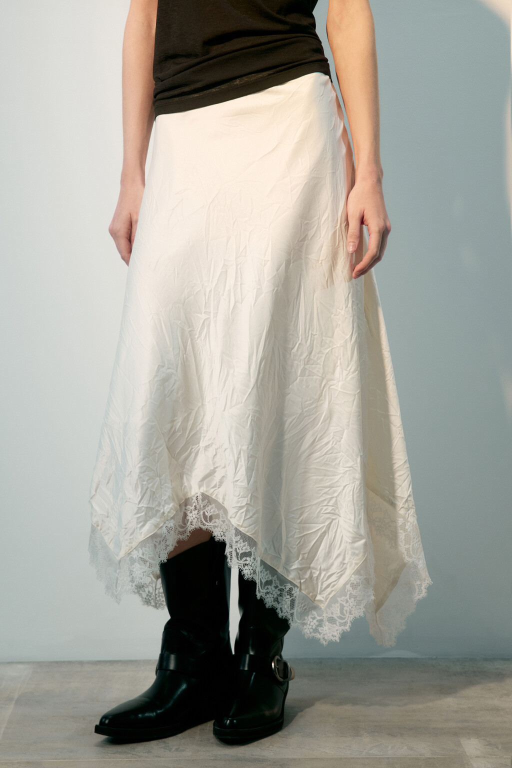 Юбка из жатого атласа с кружевом - цвет молочный - 3