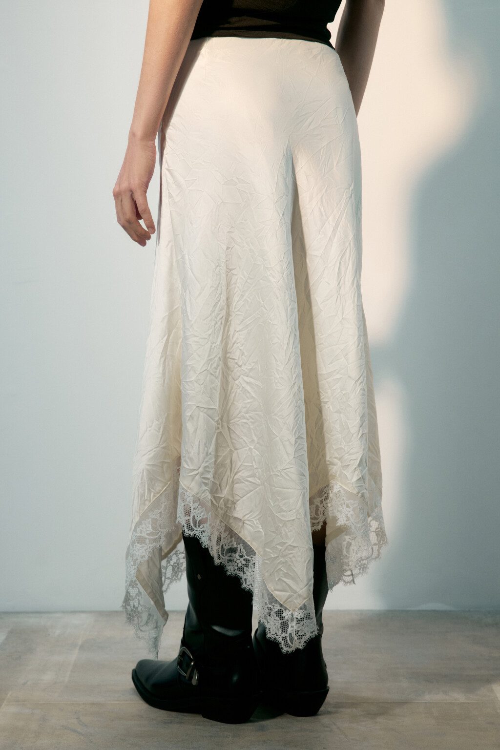 Юбка из жатого атласа с кружевом - цвет молочный - 4