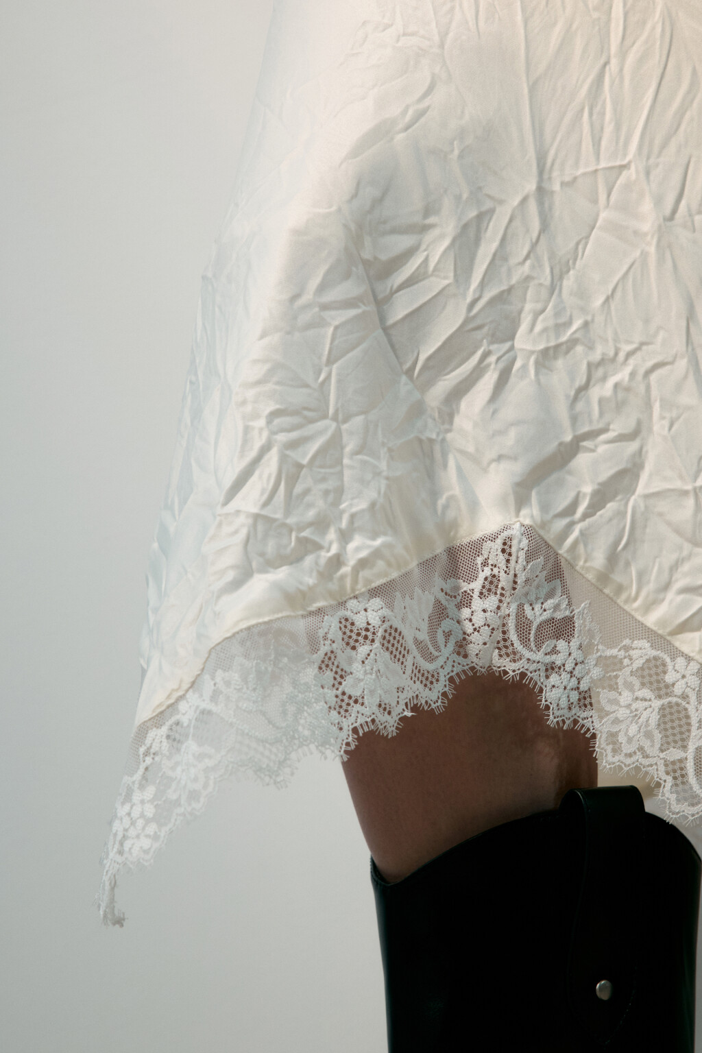 Юбка из жатого атласа с кружевом - цвет молочный - 6