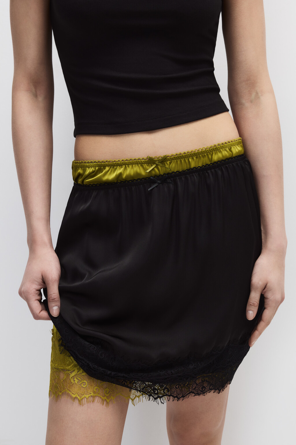 Юбка мини атласная с кружевом - цвет черный - 1