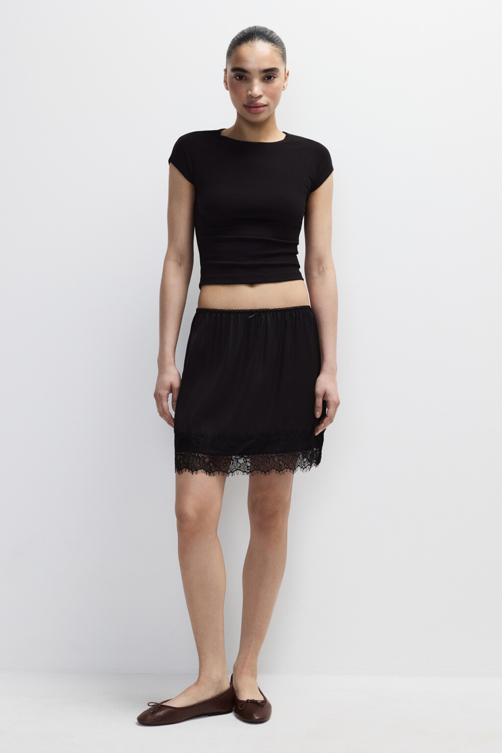 Юбка мини атласная с кружевом - цвет черный - 4