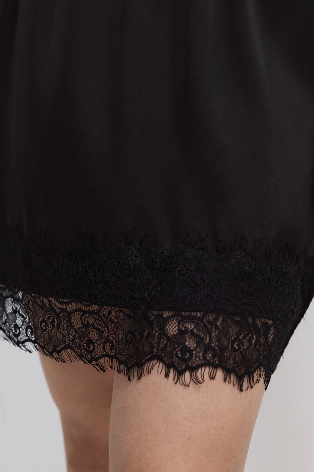 Юбка мини атласная с кружевом - цвет черный - 6