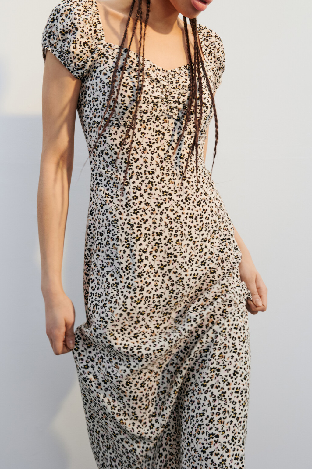 Платье миди вискозное с принтом - цвет белый - 1