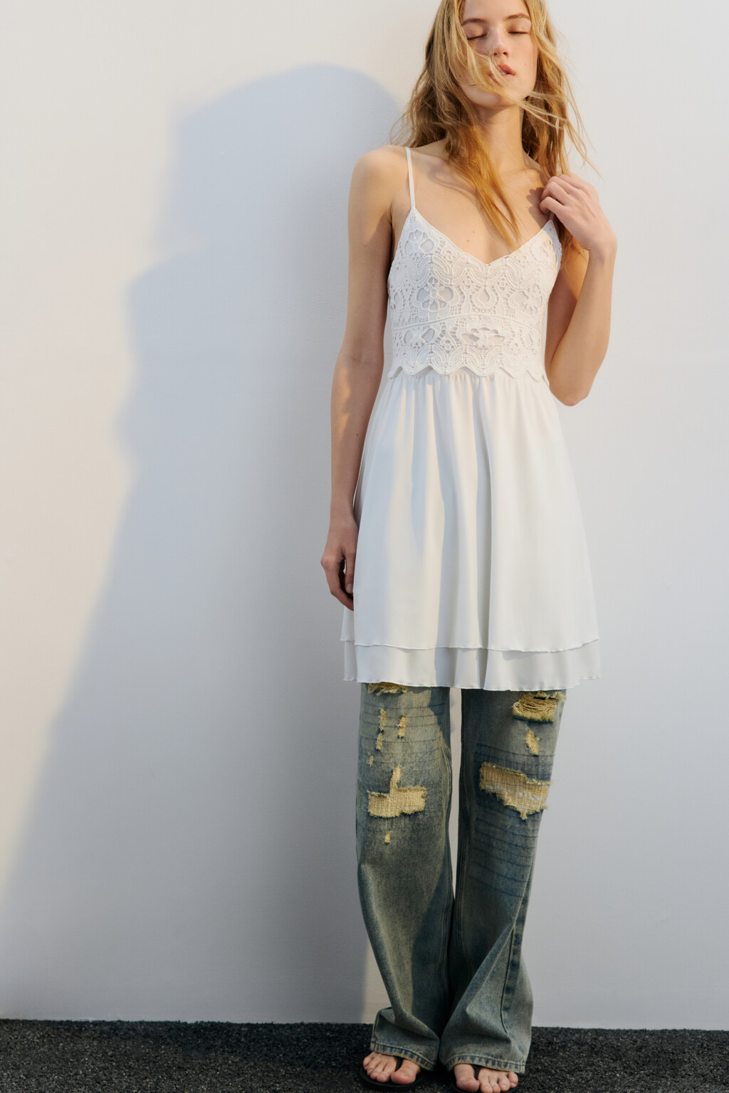 Платье-сарафан мини с кружевным лифом - цвет белый - 1