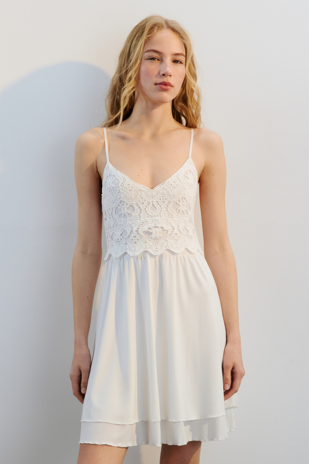 Платье-сарафан мини с кружевным лифом - цвет белый - 2