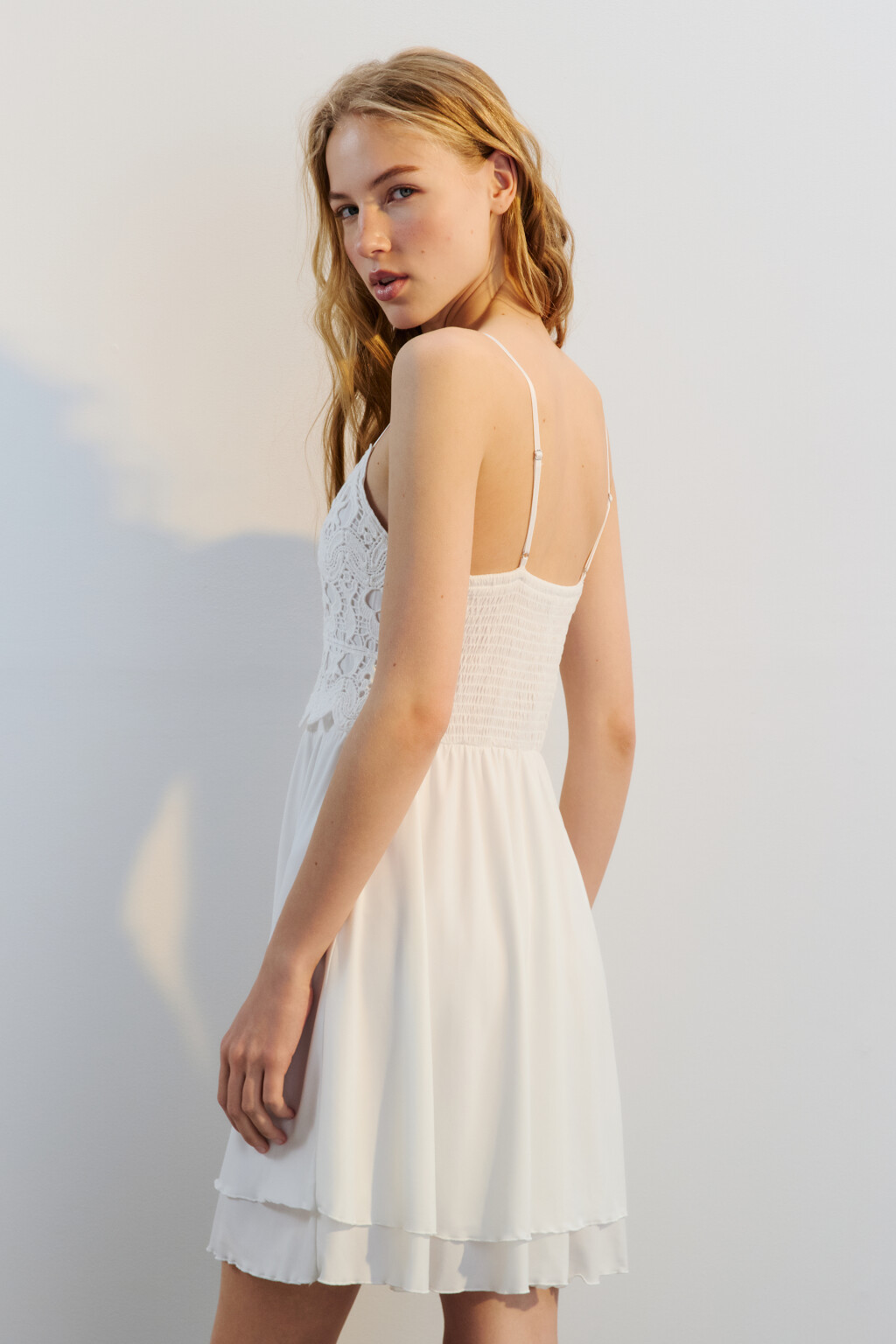 Платье-сарафан мини с кружевным лифом - цвет белый - 3