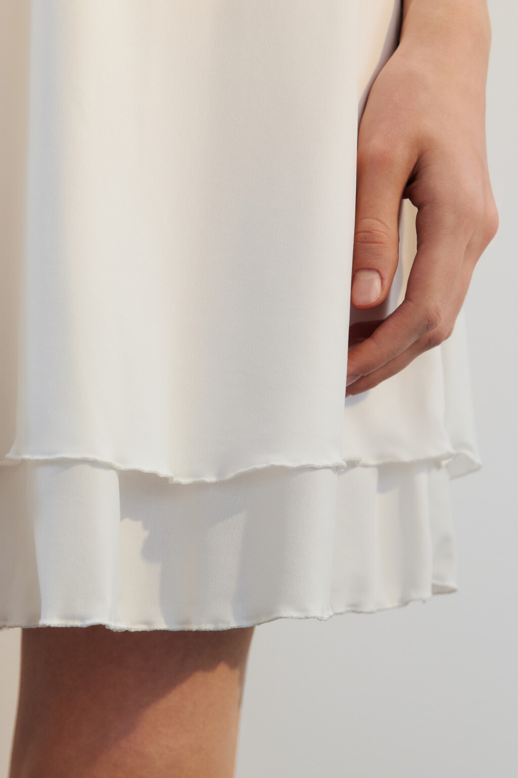 Платье-сарафан мини с кружевным лифом - цвет белый - 6