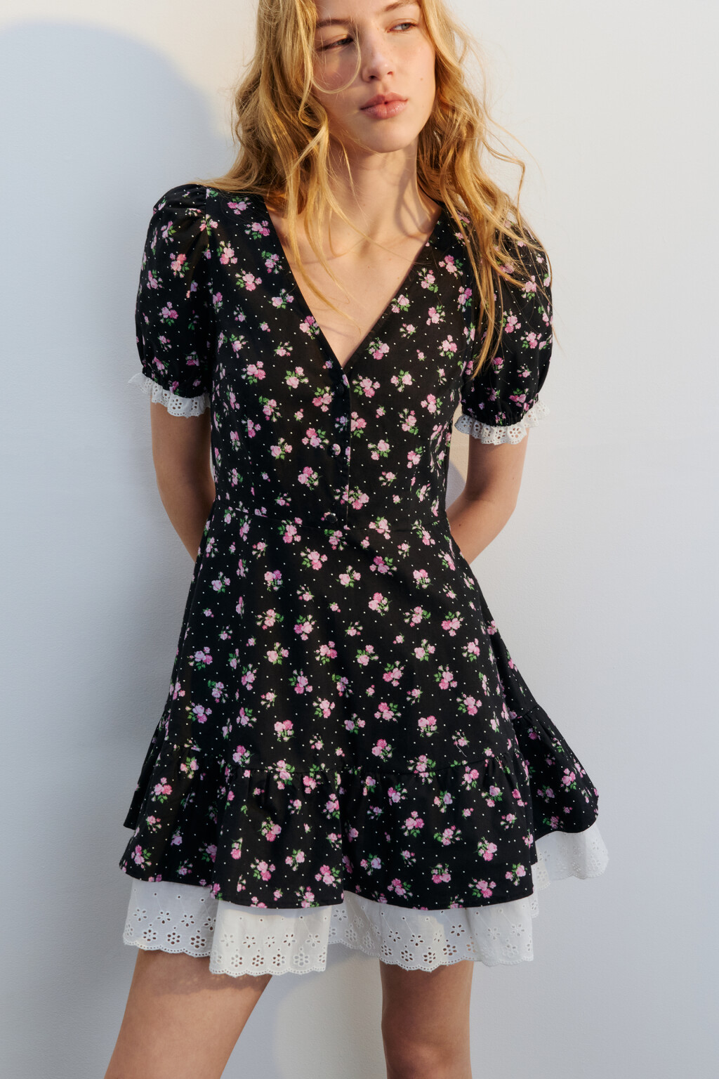 Платье приталенное с кружевной подкладкой - цвет черный - 1