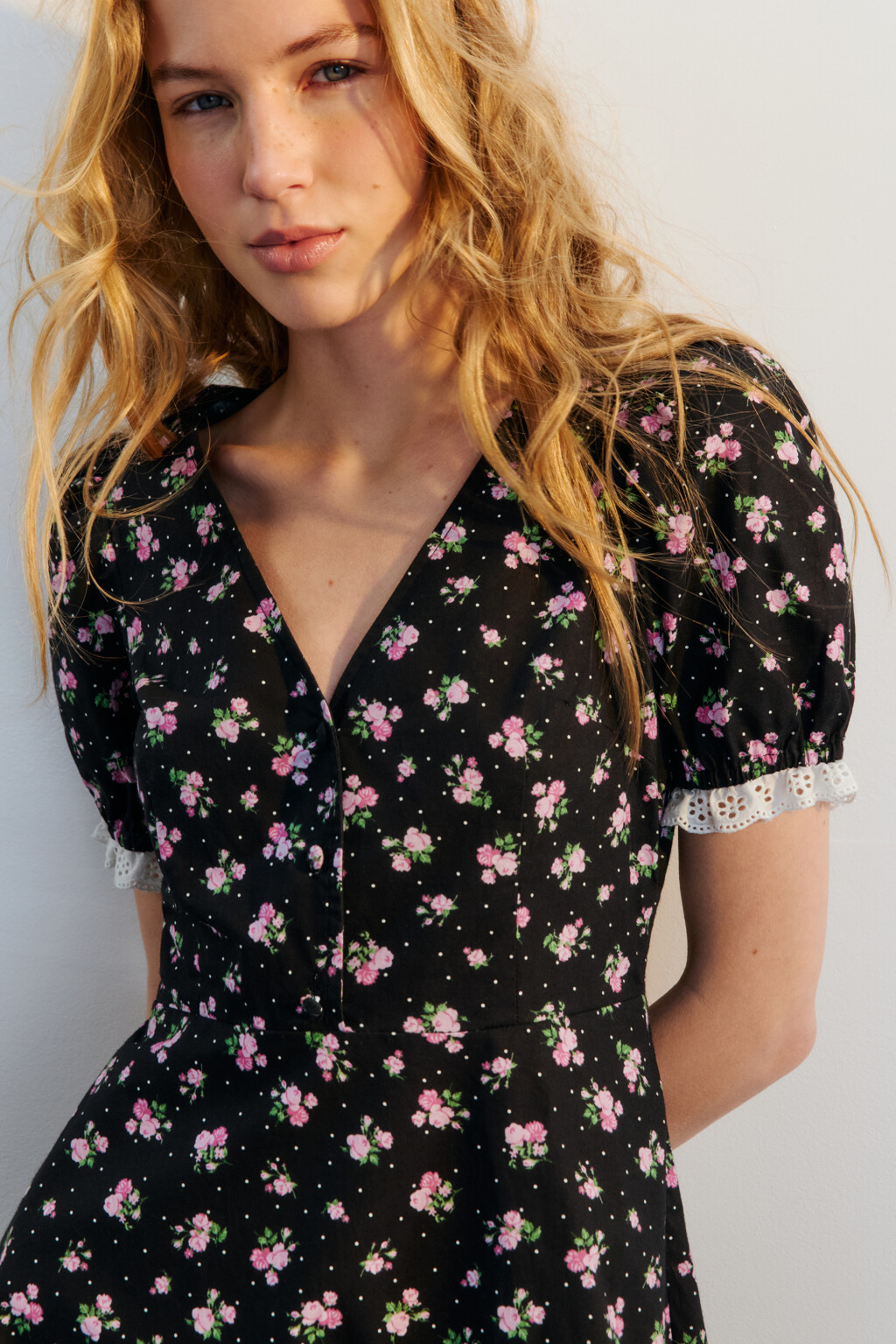 Платье приталенное с кружевной подкладкой - цвет черный - 2