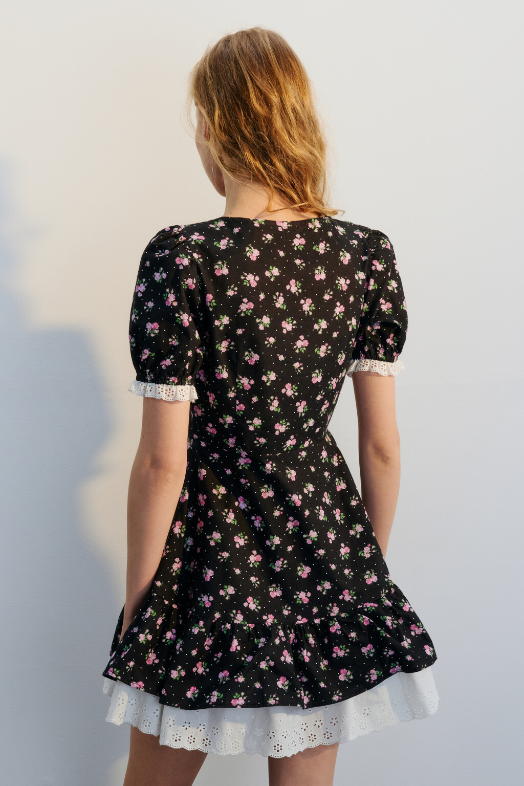 Платье приталенное с кружевной подкладкой - цвет черный - 4