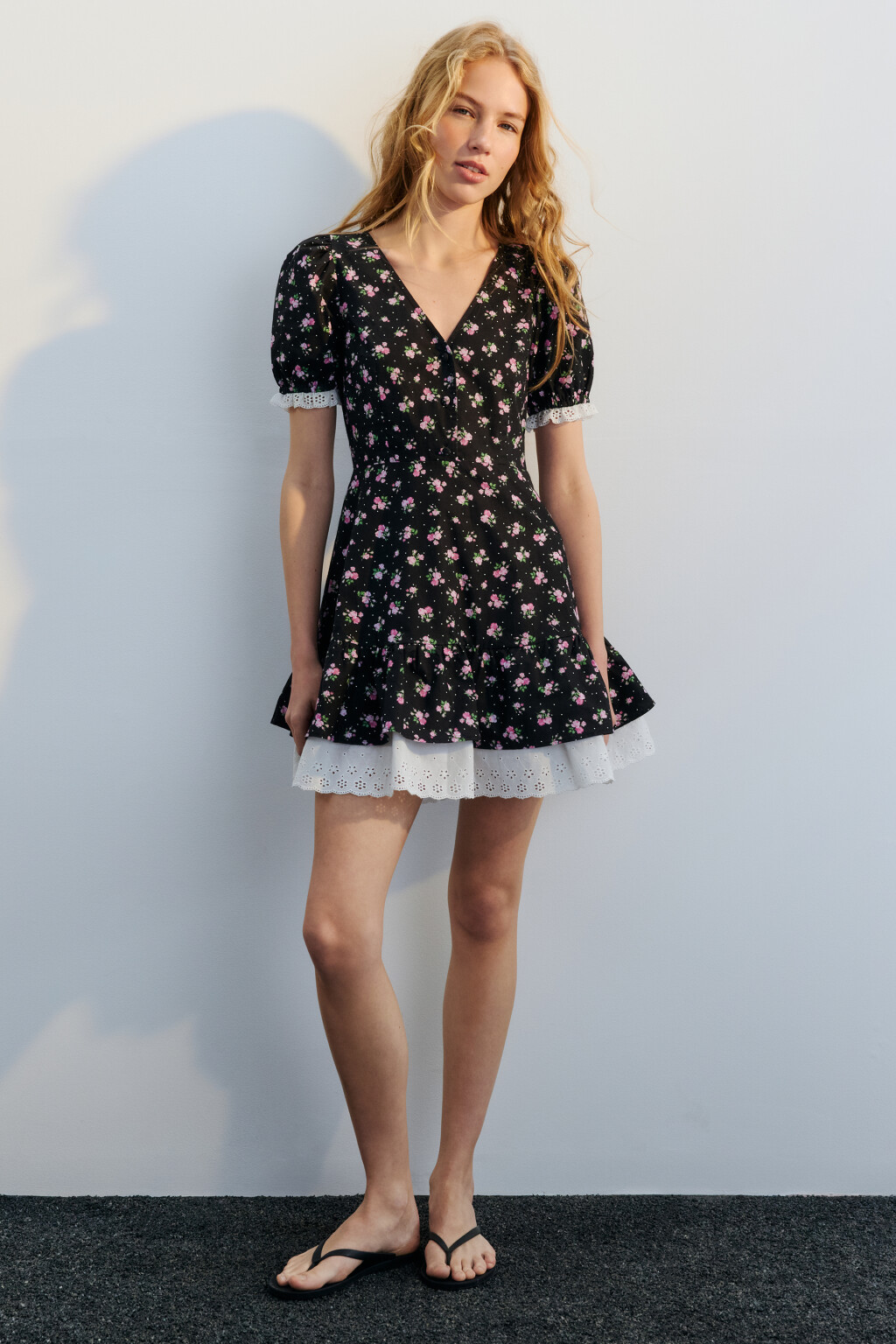 Платье приталенное с кружевной подкладкой - цвет черный - 5